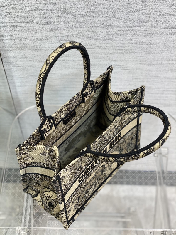 ディオールバッグ着用イメージ